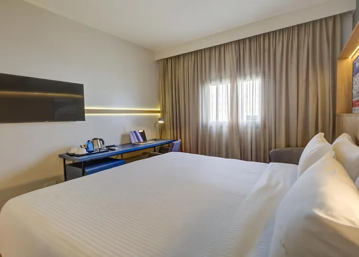 Hampton By Hilton Airport